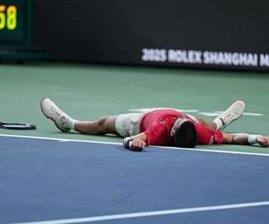 Djokovic se sobrepone a cansancio y humedad
