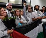 México recibe entre vivas y flores a 6 activistas que participaron en flotilla que se dirigía a Gaza