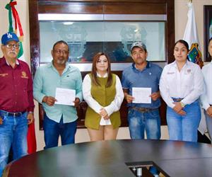 Alcaldesa entrega apoyos para mejorar comunidades
