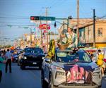 Desfilan vehículos por Miguel Alemán