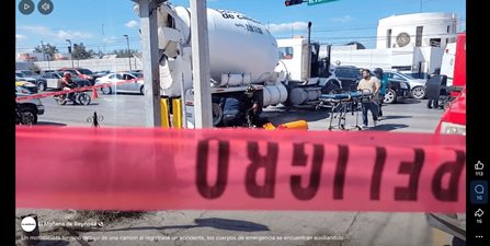 Un motociclista terminó debajo de una camión al registrase un accidente, los cuerpos de emergencia se encuentran auxiliandolo.