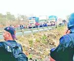 Bloquea CNTE carreteras en Tuxtla