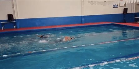 Reynosenses realizan reto de 24 horas nadando