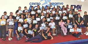 Cumplen reto en la alberca