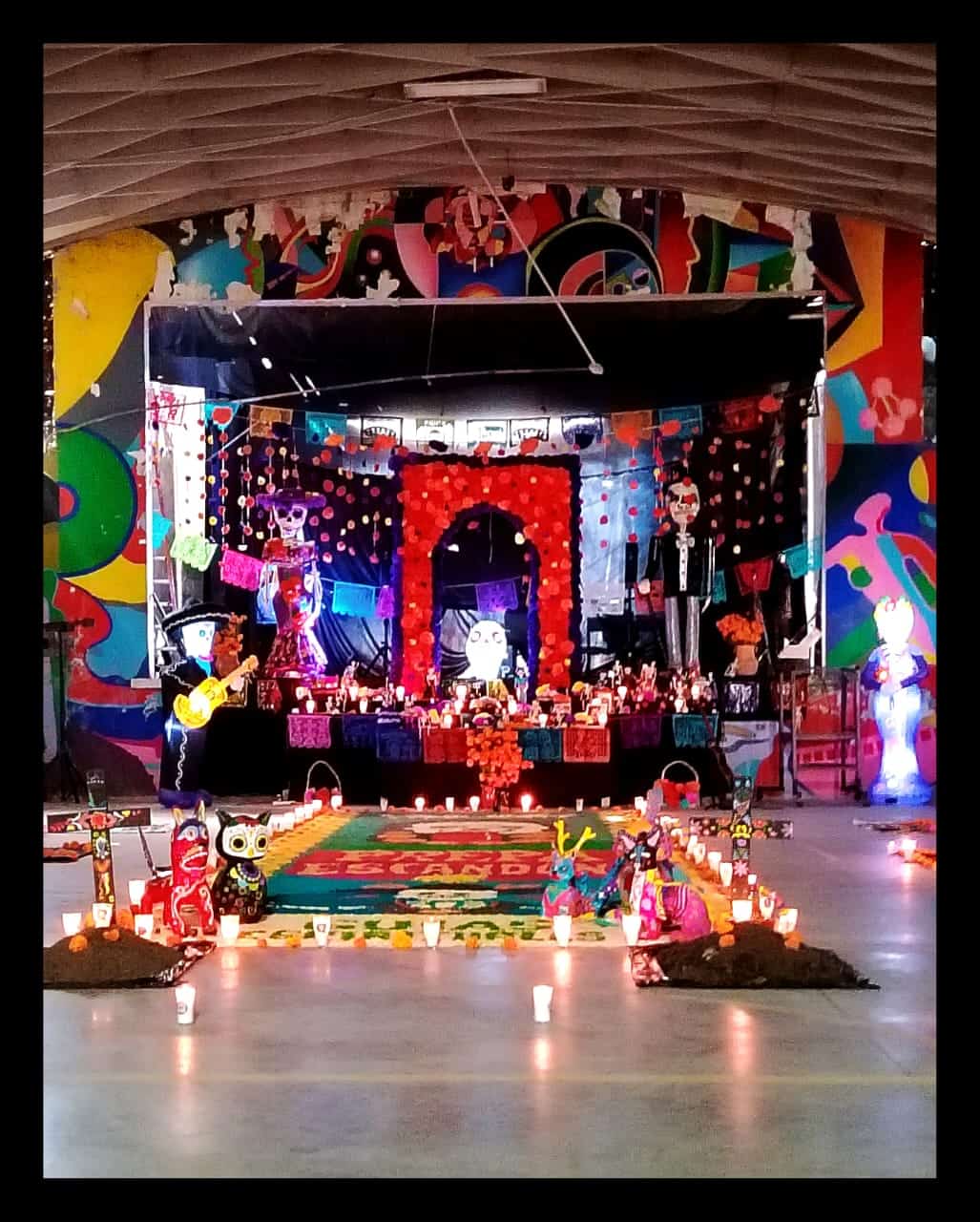 Altar de la Escuela Preparatoria Federal “José de Escandón” honrado a familiares del alumnado.