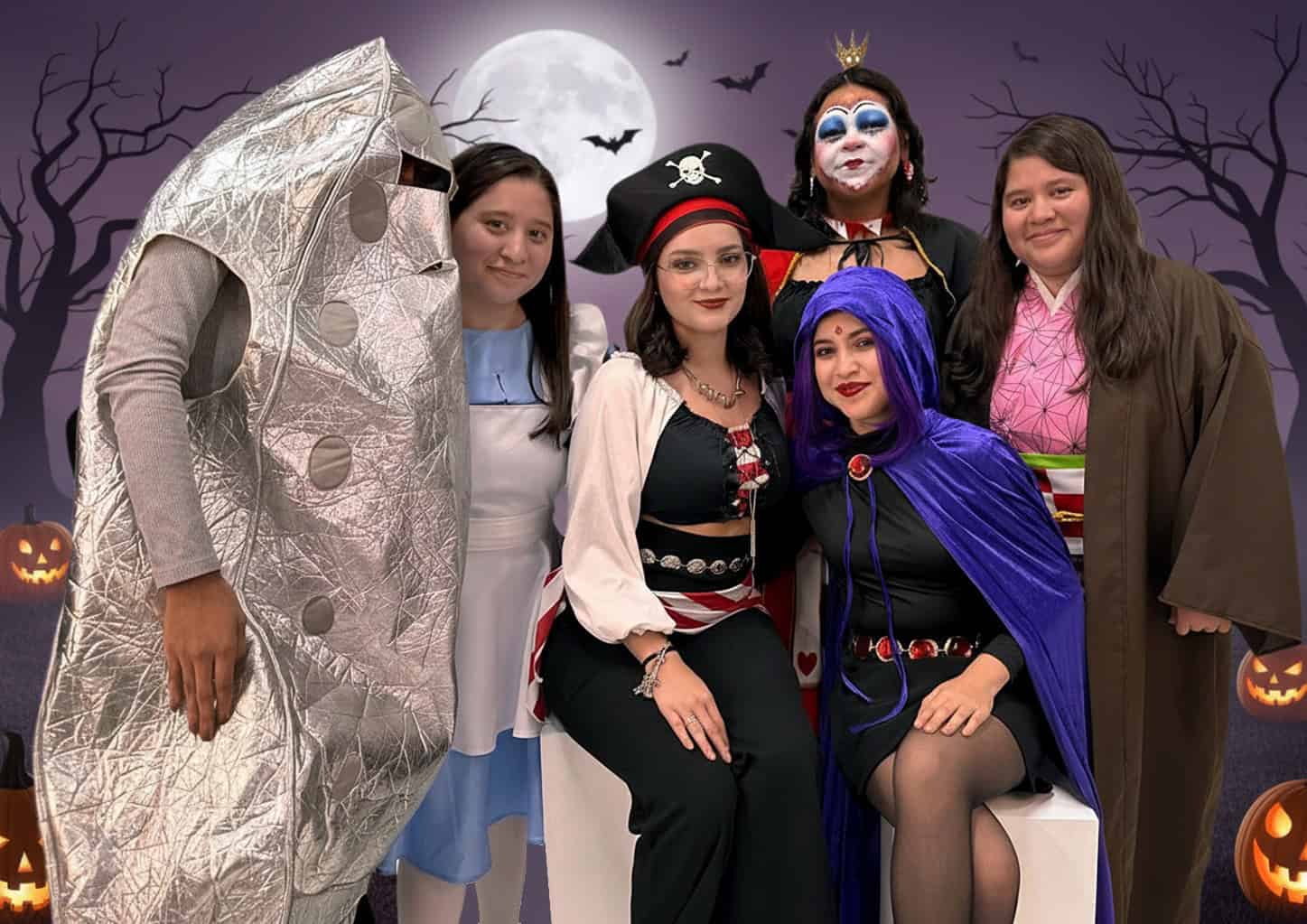 Personal Marco Fotografía acude a laborar disfrazados y de pasó celebran entre compañeros.