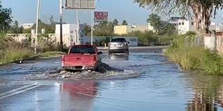 Automovilistas le sacan la vuelta a fuga de agua