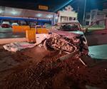 Impacta auto contra muro; hay un muerto