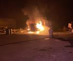 Fuego consume  camión de volteo