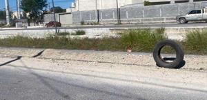 Reemplazan conos viales con ...¡llantas usadas!