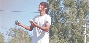 Consiguen su sustento entre malabares y parabrisas