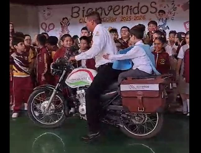 Reviven en escuela la magia del correo