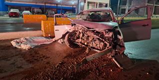 Impacta auto contra muro; hay un mu*rto