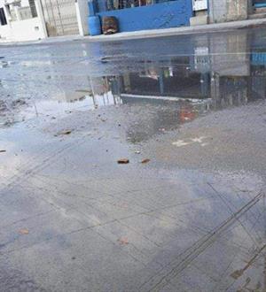 Fugas de agua limpia irritan a la ciudadanía