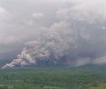 Erupción del volcán Monte Semeru obliga a evacuar aldeas en Indonesia