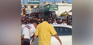 Automovilista ingresa al desfile en Ciudad Madero