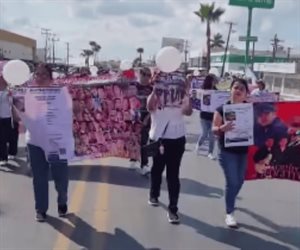 Colectivo de desaparecidos protesta en desfile en Reynosa