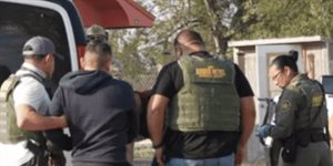 Agentes detienen a tres migrantes en una casa