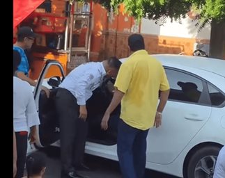 Automovilista ingresa al desfile en Ciudad Madero
