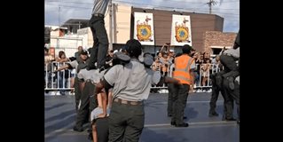 Celebran desfile con una marcada ausencia escolar Celebran desfile con una marcada ausencia escolar