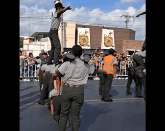 Celebran desfile con una marcada ausencia escolar