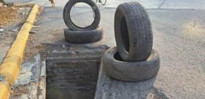 Tapan con neumáticos a drenaje abandonado