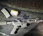 Detienen a joven con fusil AR-15