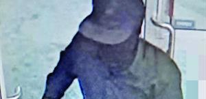 Registran violentos asaltos a 2 tiendas de conveniencia