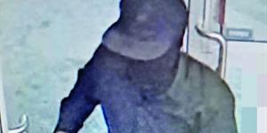 Registran violentos asaltos a 2 tiendas de conveniencia