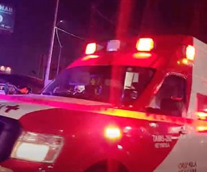 Autoridades y cuerpos de emergencia se encuentran en accidente vehicular y una situación de una persona sin vida tras los hechos.