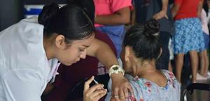 Vacunan a casi 600 en colonia Puerta Grande