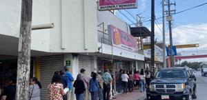 Beneficiarios enfrentan largas filas en Bancos del Bienestar en Río Bravo