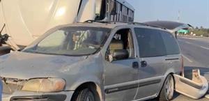 Chocan camioneta y autobús de personal de maquiladora en carretera Río Bravo-Reynosa
