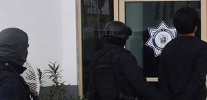 Arrestan a individuo por fumar marihuana en la calle