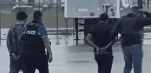 Detienen a quince personas tras persecución vehicular