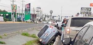 Sale veloz del camino y termina en el camellón