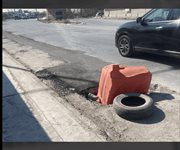 Alertan con un trafitambo el peligro de enorme hoyo