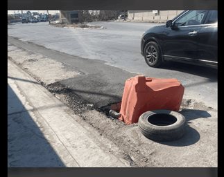 Alertan con un trafitambo el peligro de enorme hoyo