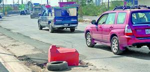 Alertan con un ‘trafitambo’ el peligro de enorme hoyo