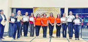 Reciben siete mujeres becas para su titulación