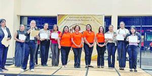 Reciben siete mujeres becas para su titulación