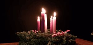 Corona de Adviento 2025: ¿qué color de vela se enciende primero?