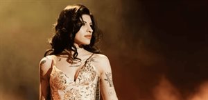 Cazzu regaña a fans por gritos contra Christian Nodal en Chile