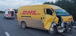 Camioneta de paquetería choca en la Matamoros-Reynosa
