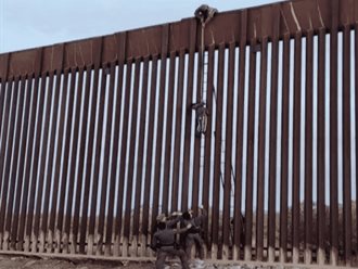 En 2025, más de 400 personas cayeron al intentar escalar muro con Estados Unidos