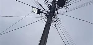 Quedan en puras varillas los postes de concreto