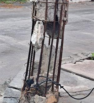 Quedan en puras varillas los postes de concreto