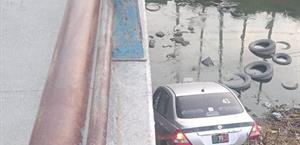 Cae taxista al canal Rodhe