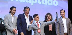 Premia Américo Villarreal a los jóvenes y deportistas