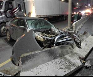 Colisión en puente: tráiler impacta a automovilista